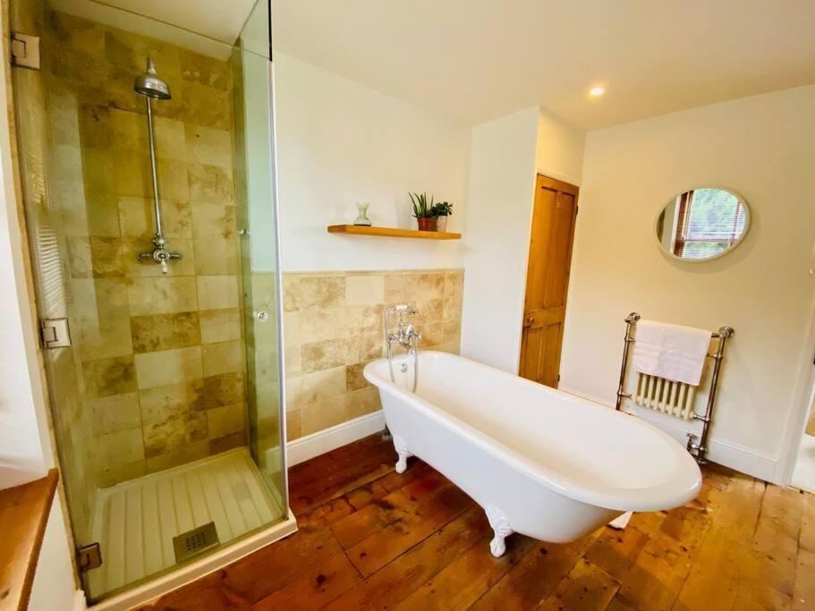Holiday home Cotswold Over 4 Floors - Perfect For Families Friends Contractors *