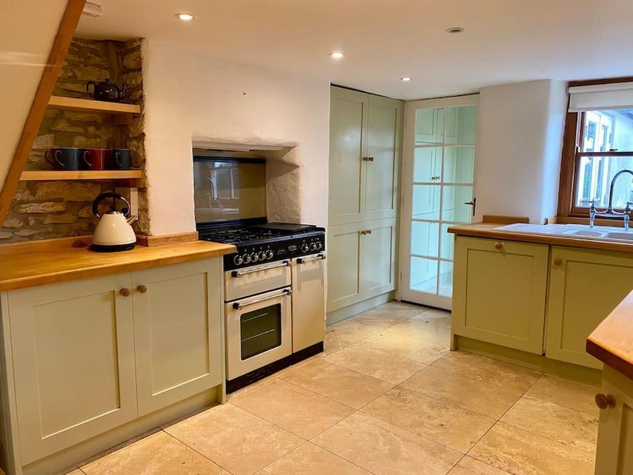 Cotswold Over 4 Floors - Perfect For Families Friends Contractors
